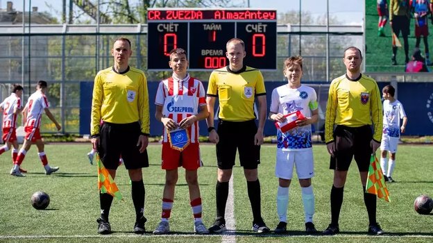 Арбитры с капитанами команд «Црвена Звезда» и «Алмаз-Антей». Арбитры с капитанами команд «Црвена Звезда» и «Алмаз-Антей».