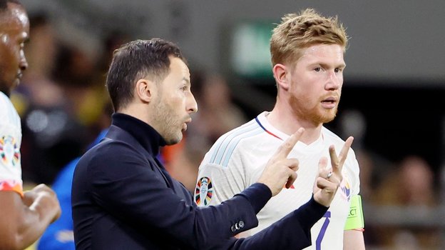 Главный тренер сборной Бельгии Доменико Тедеско и Кевин де Брейне.