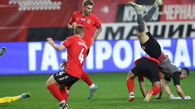 Футболисты «Химок» в матче против «Ростова».