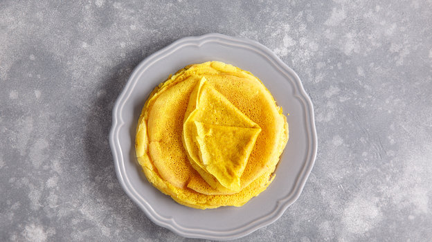 Желтые блины на столе