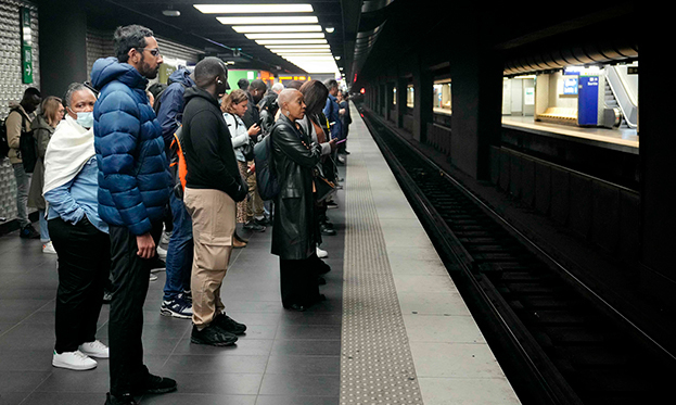 Жители Парижа в ожидании поезда.