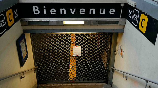 Закрытый из-за забастовки вход на станцию.