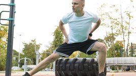 Мужчина тренируется