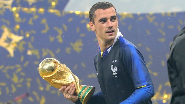 Антуан Гризманн с трофеем за победу на ЧМ-2018 в России.