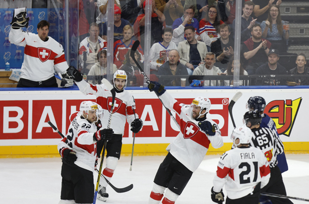 Хоккеисты сборной Швейцарии в матче протиа Финляндии. Хоккеисты сборной Швейцарии в матче протиа Финляндии