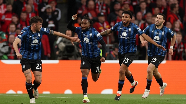 Футболисты «Аталанты» празднуют гол в Лукмана в финале Лиги Европы против «Байера».