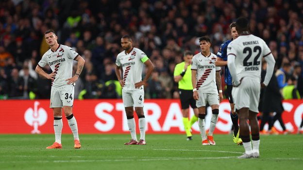 Эмоции футболистов «Байера» после третьего гола Лукмана («Аталанта»).