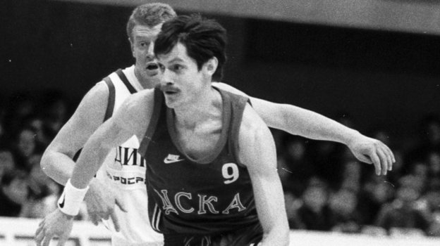 Сергей Базаревич в матче за ЦСКА в 1998 году. Баскетболист Сергей Базаревич в матче за ЦСКА в 1998 году