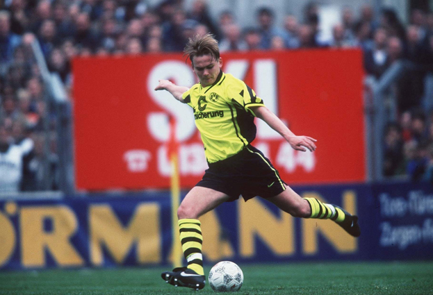 Владимир Бут в матче за «Боруссию». Футболист Владимир Бут в матче за «Боруссию»