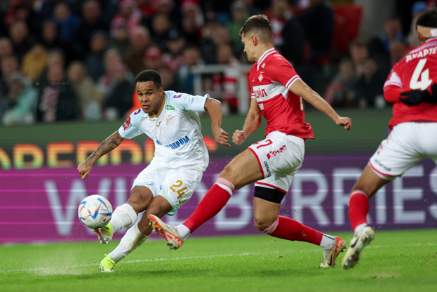 Педро забивает гол в ворота «Спартака». Футболист «Зенита» Педро забивает гол в ворота «Спартака»