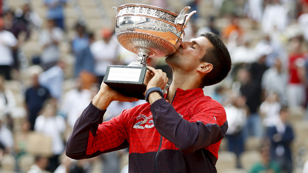 Новак Джокович празднует победу на «Ролан Гаррос» в 2023 году. Теннисист Новак Джокович празднует победу на «Ролан Гаррос» в 2023 году