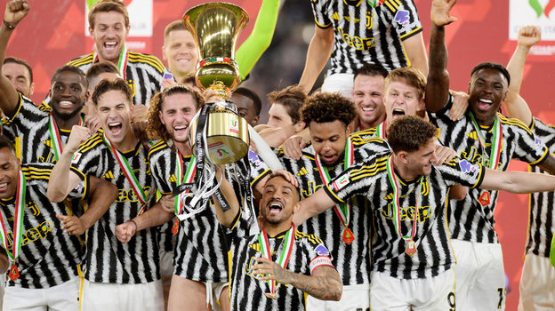 Футболисты «Ювентуса» празднуют победу в Кубке Италии-2024.