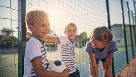 Дети веселились на школьном дворе