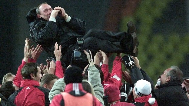 Футболисты «Спартака» празднуют чемпионство-2001 с Олегом Романцевым. Футболисты «Спартака» празднуют чемпионство-2001 с Олегом Романцевым.