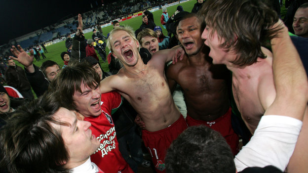 Дмитрий Сычев (в центре) с Дмитрием Лоськовым и Франсиско Лимой празднует чемпионство «Локомотива» в 2004 году. Дмитрий Сычев (в центре) с Дмитрием Лоськовым и Франсиско Лимой празднует чемпионство «Локомотива» в 2004 году.