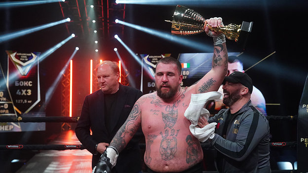 Шон Тренер с кубком победителя.