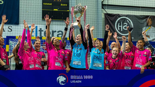 Гандболистки «Виперс» с чемпионским кубком.