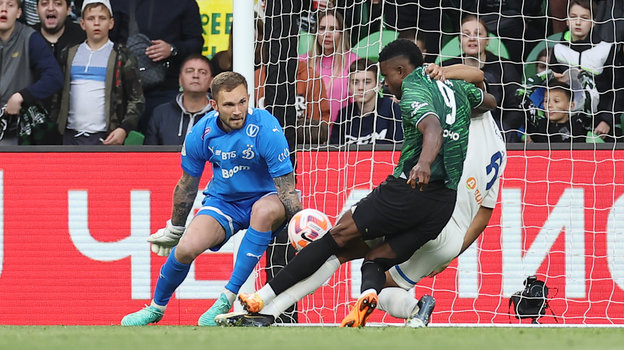 Джон Кордоба поражает ворота Игоря Лещука.