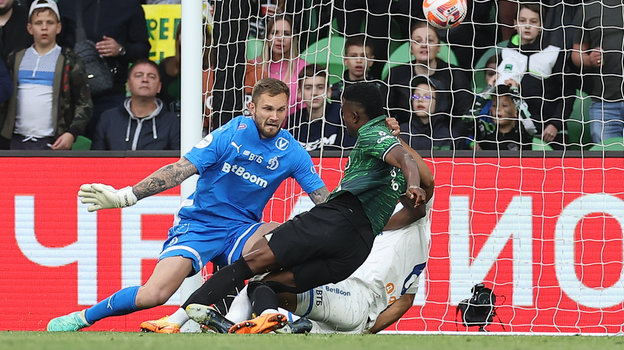 Джон Кордоба отправляет мяч в ворота «Динамо».