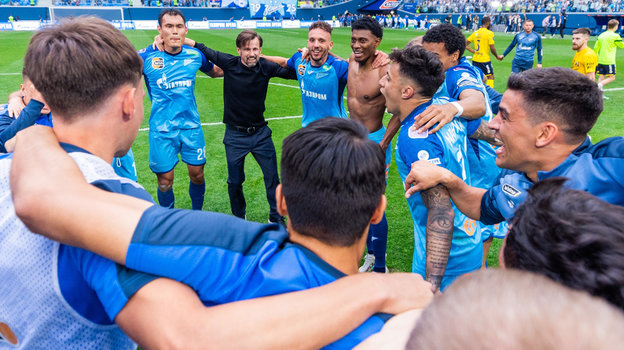 Футболисты «Зенита» празднуют победу в чемпионате России. Футболисты «Зенита» празднуют победу в чемпионате России