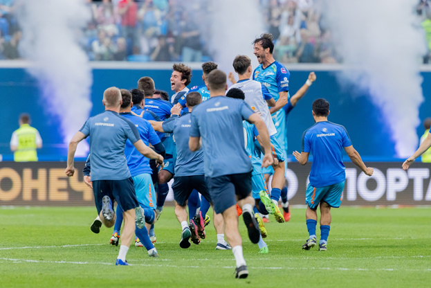 Радость игроков «Зенита» после финального свистка в матче против «Ростова». Радость игроков «Зенита» после финального свистка в матче против «Ростова»