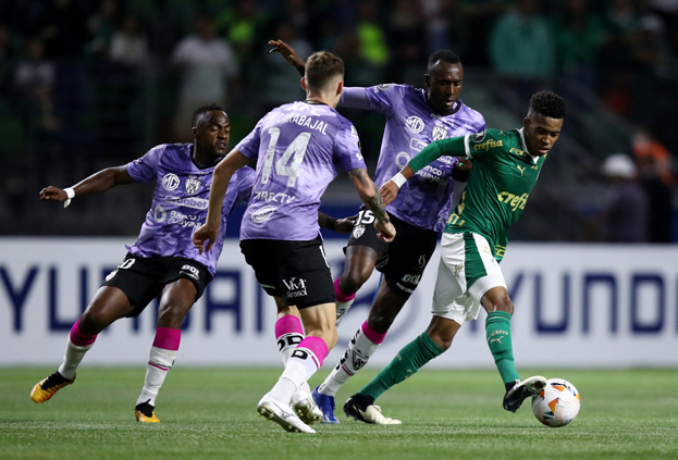 Эстеван Виллиан (справа) уходит от игроков «Индепендьенте». Эстеван Виллиан (справа) уходит от игроков «Индепендьенте»