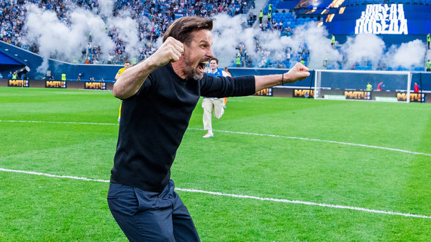 Радость Сергея Семака после завоевания золотых медалей чемпионата России. Радость Сергея Семака после завоевания золотых медалей чемпионата России