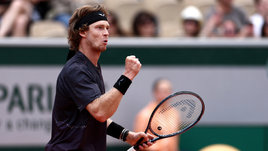 Рублеву не помешали крики и швыряние ракетки. Россиянин победно стартовал на «Ролан Гаррос»