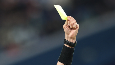 Судья показывает желтую карточку.