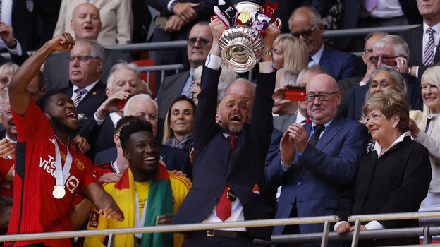 Эрик тен Хаг с трофеем Кубка Англии. Эрик тен Хаг с трофеем Кубка Англии