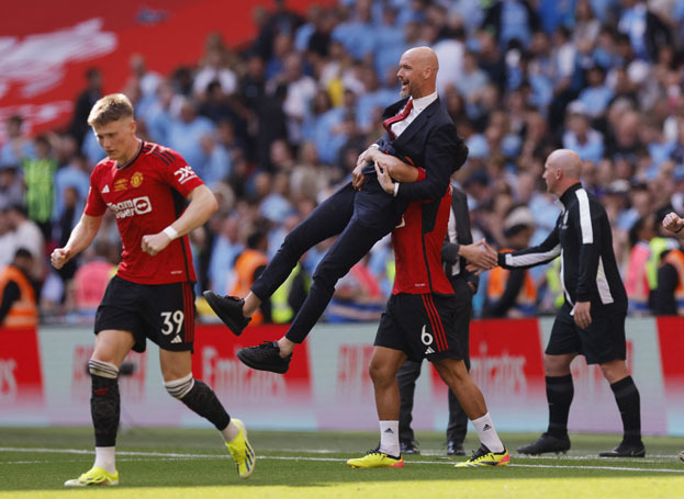 Лисандро Мартинес и Эрик тен Хаг празднуют победу в Кубке Англии. Главный тренер «Манчестер Юнайтед» Эрик тен Хаг и Лисандро Мартинес