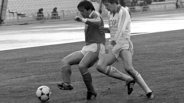 Юрий Суслопаров против Виталия Дараселия в товарищеской игре двух составов сборной СССР.