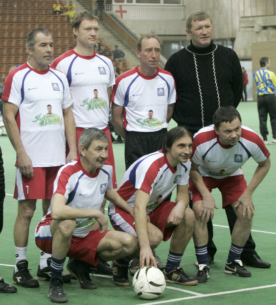 Команда ветеранов футбола в 2012 году. Стоят (слева направо): Андрей Якубик, Евгений Варламов, Сергей Колотовкин, Андрей Сметанин. Сидят: Юрий Суслопаров, Дмитрий Корсаков, Виктор Лосев.