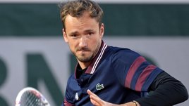 Медведев хорошо размялся в первом круге «Ролан Гаррос». Переодевание и шоу из укороченных