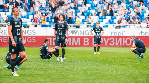 Футболисты «Балтики» после поражения от «Локомотива» в 30-м туре.