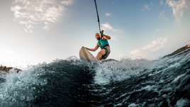 Мужчина-вейксерфер.