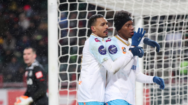 Форвард «Зенита» Матео Кассьерра (справа).