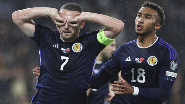 Джон Макгинн и Джейкоб Браун. Футболисты сборной Шотландии Джон Макгинн и Джейкоб Браун в матче против Норвегии