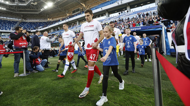 Футболисты «Балтики» и «Спартака» выходят на матч. Футболисты «Балтики» и «Спартака» выходят на матч