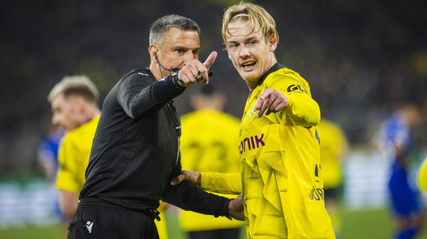 Арбитр Славко Винчич (слева) и Юлиан Брандт. Арбитр Славко Винчич (слева) и Юлиан Брандт.