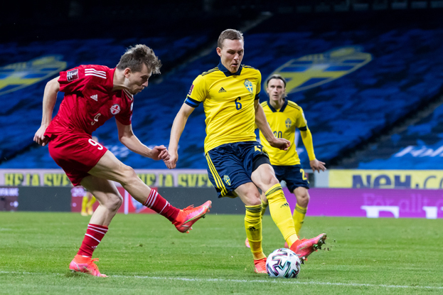 Саба Лобжанидзе и Людвиг Аугустинссон. Футболисты Саба Лобжанидзе и Людвиг Аугустинссон в матче между сборными Грузии и Швеции