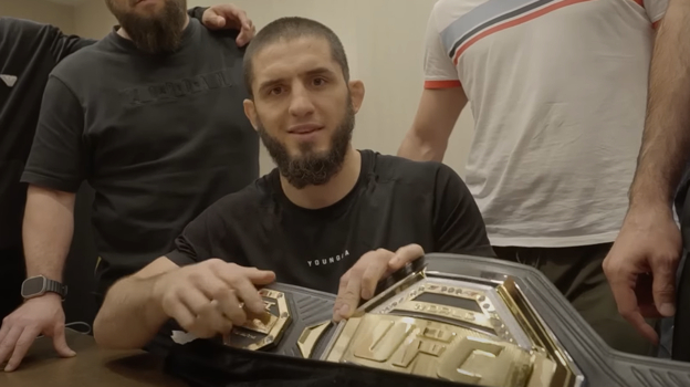 Ислам Махачев с чемпионским поясом UFC. Боец ММА Ислам Махачев с чемпионским поясом UFC.