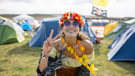 Девушка на фестивале.