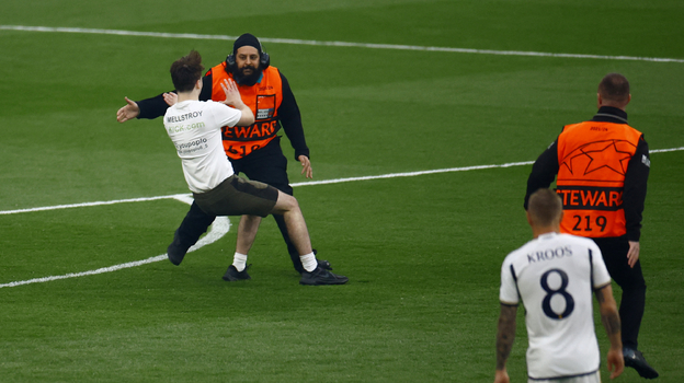 Стюарды остановили выбежавшего на поле болельщика.