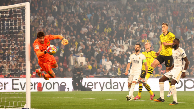 Сэйв Грегора Кобеля после удара Тони Крооса.