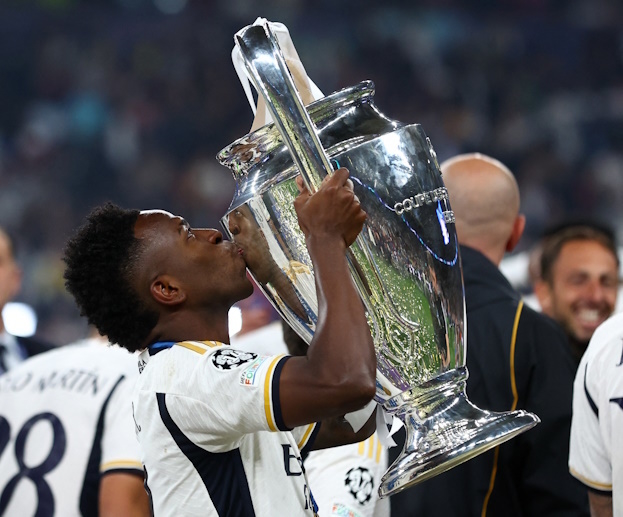 Винисиус Жуниор с кубком Лиги чемпионов.