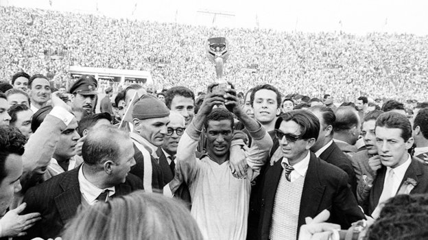 Бразилец Диди с чемпионским кубком ЧМ-1962.
