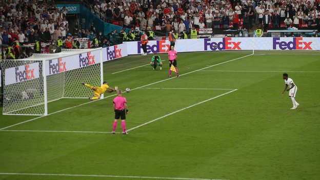 Букайо Сака не реализовал пенальти в матче Италия — Англия.