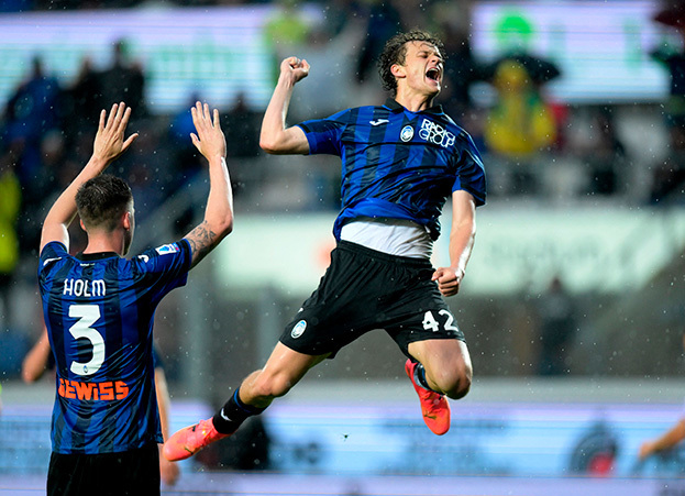 Джорджо Скальвини празднует гол.