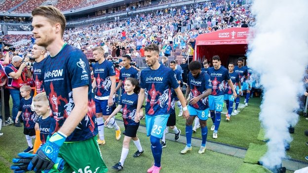 Игроки выходят на поле.